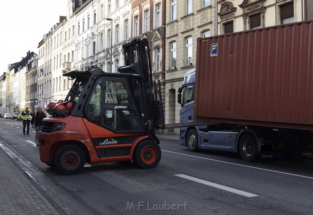 LKW gegen Bruecke wegen Rettungsgasse Koeln Muelheim P20.JPG - Miklos Laubert